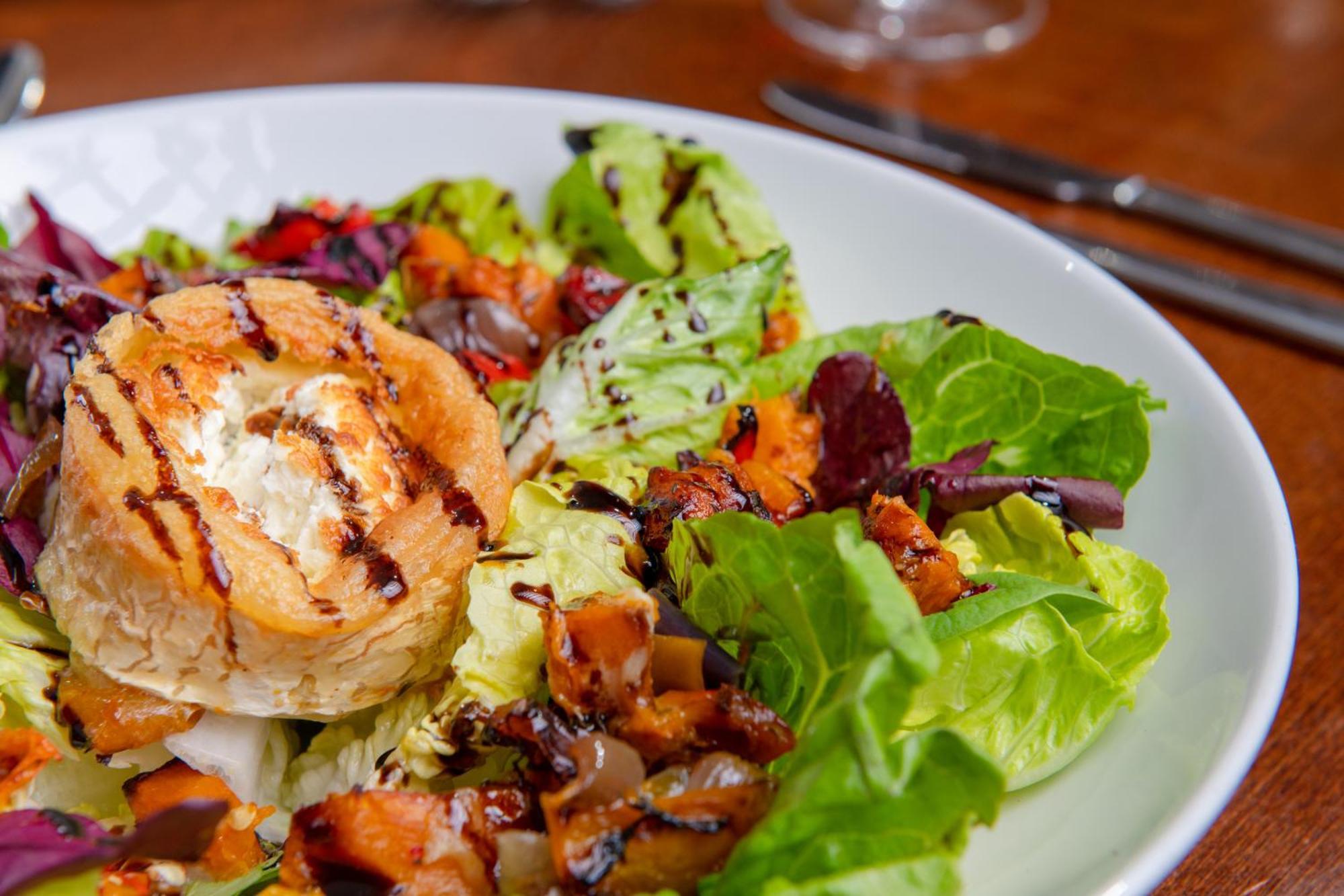 ホテル The Millstone, Mellor ブラックバーン エクステリア 写真 A salad with goat's cheese