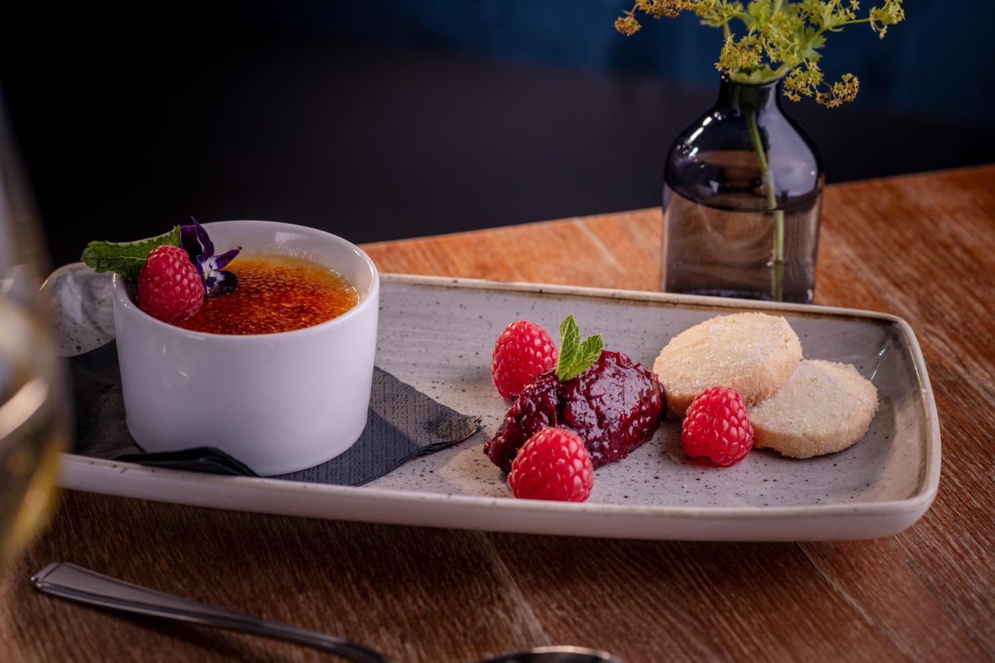 ホテル The Millstone, Mellor ブラックバーン エクステリア 写真 Crème brûlée with raspberries