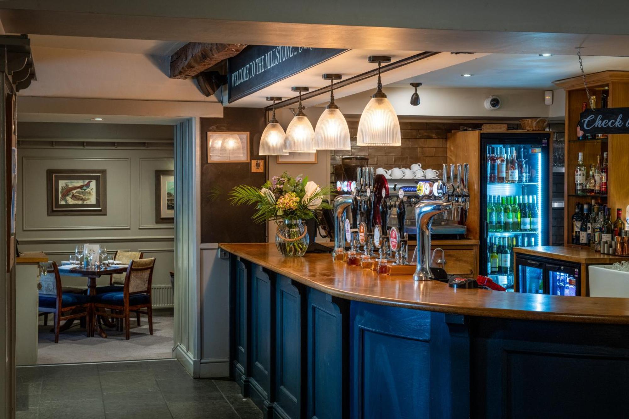 ホテル The Millstone, Mellor ブラックバーン エクステリア 写真 The bar at The Old Mill
