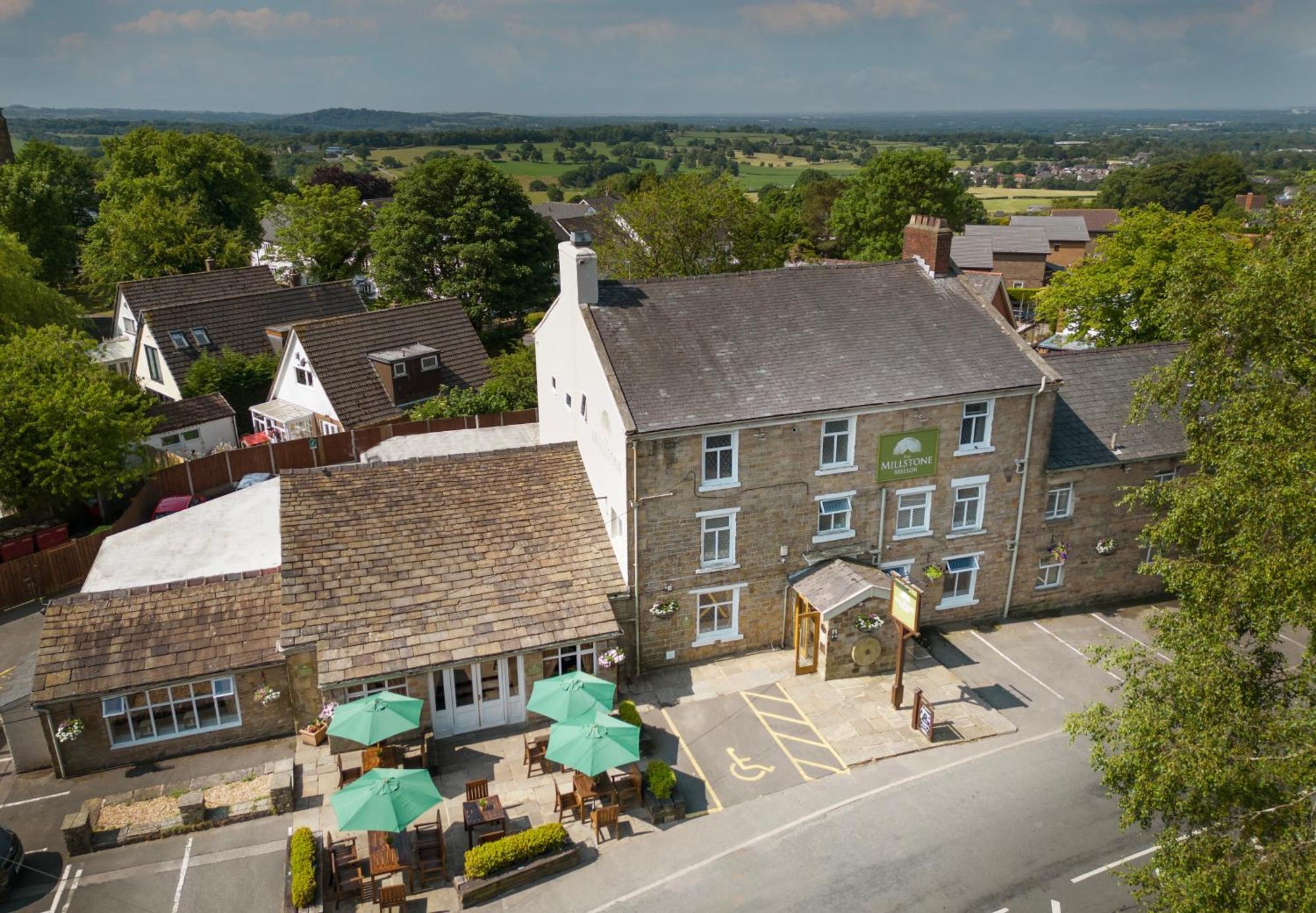 ホテル The Millstone, Mellor ブラックバーン エクステリア 写真 The Green Man, from the air