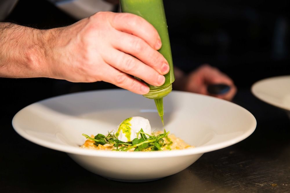 ホテル The Millstone, Mellor ブラックバーン エクステリア 写真 A chef using a piping bag