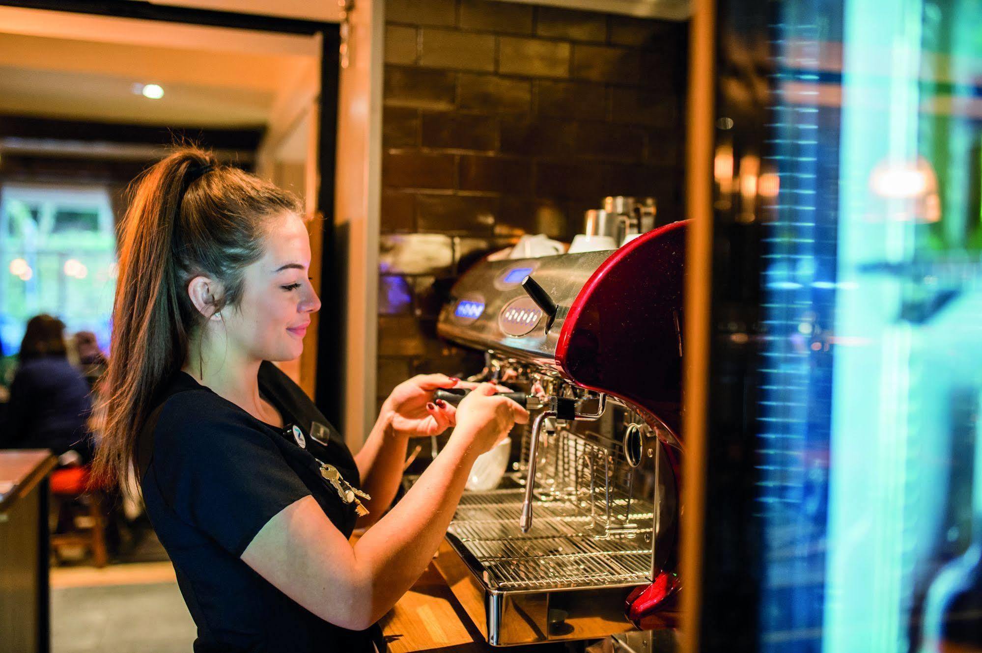 ホテル The Millstone, Mellor ブラックバーン エクステリア 写真 A barista making coffee