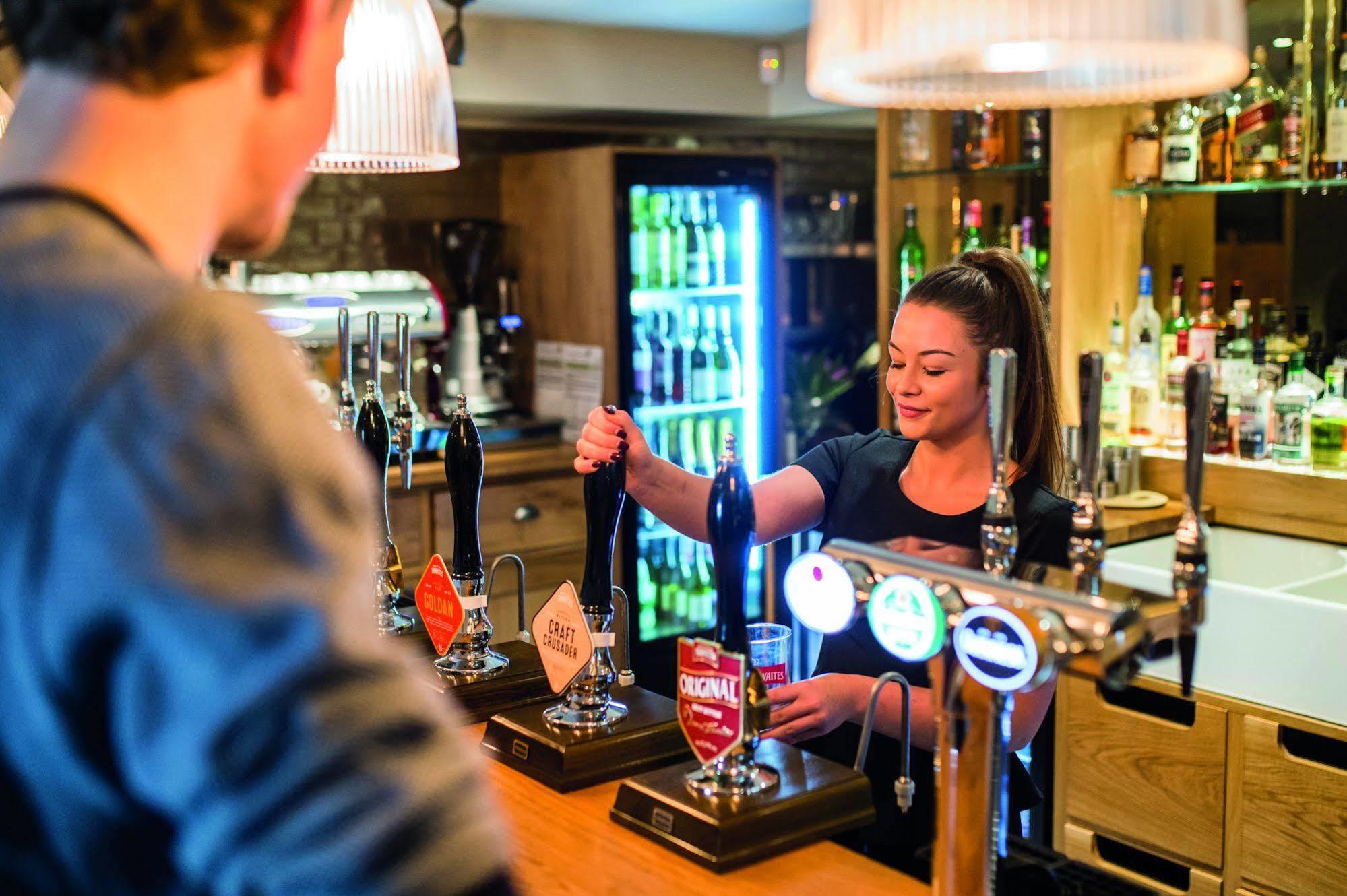 ホテル The Millstone, Mellor ブラックバーン エクステリア 写真 A barmaid serving a customer